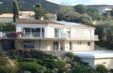 vue_ensemble_toiture_tuile_de_bois_et_panneau_photovoltaique-1308-600-400-80